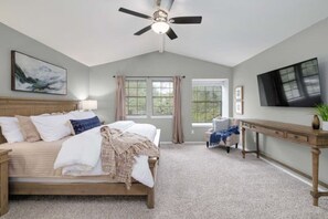 4 makuuhuonetta, työpöytä, silitysrauta/-lauta, vauvan matkasänky