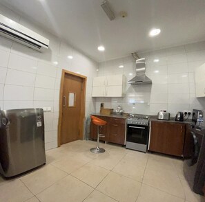 Kühlschrank, Mikrowelle, Wasserkocher, Toaster