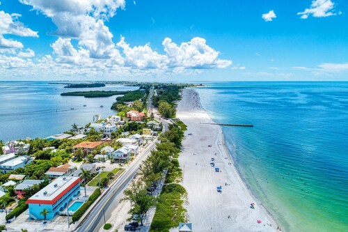 Cottage Haven-one Minute Walk To The Beach-private Yards-keyless Locks