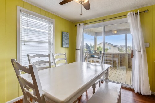 Oceanside. 4 min walk to the beach. Walking to dining and shopping.