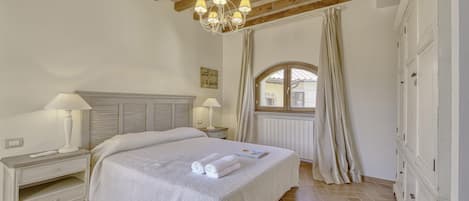 Familienapartment, Mehrere Schlafzimmer, 2 Bäder (The Tower With Amazing View Shared) | 2 Schlafzimmer, kostenloses WLAN, Bettwäsche