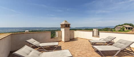 ファミリー アパートメント 3 ベッドルーム 2 バスルーム (The Tower With Amazing View Shared) | テラス / パティオ