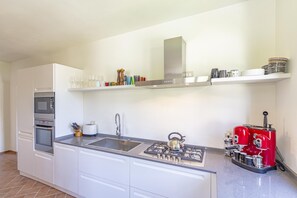 Family Apartment, Multiple Bedrooms, 2 Bathrooms (The Tower With Amazing View Shared) | Private kitchen | Fridge, oven, stovetop, dishwasher - Il Conventaccio Luxury Resort (Ficulle)