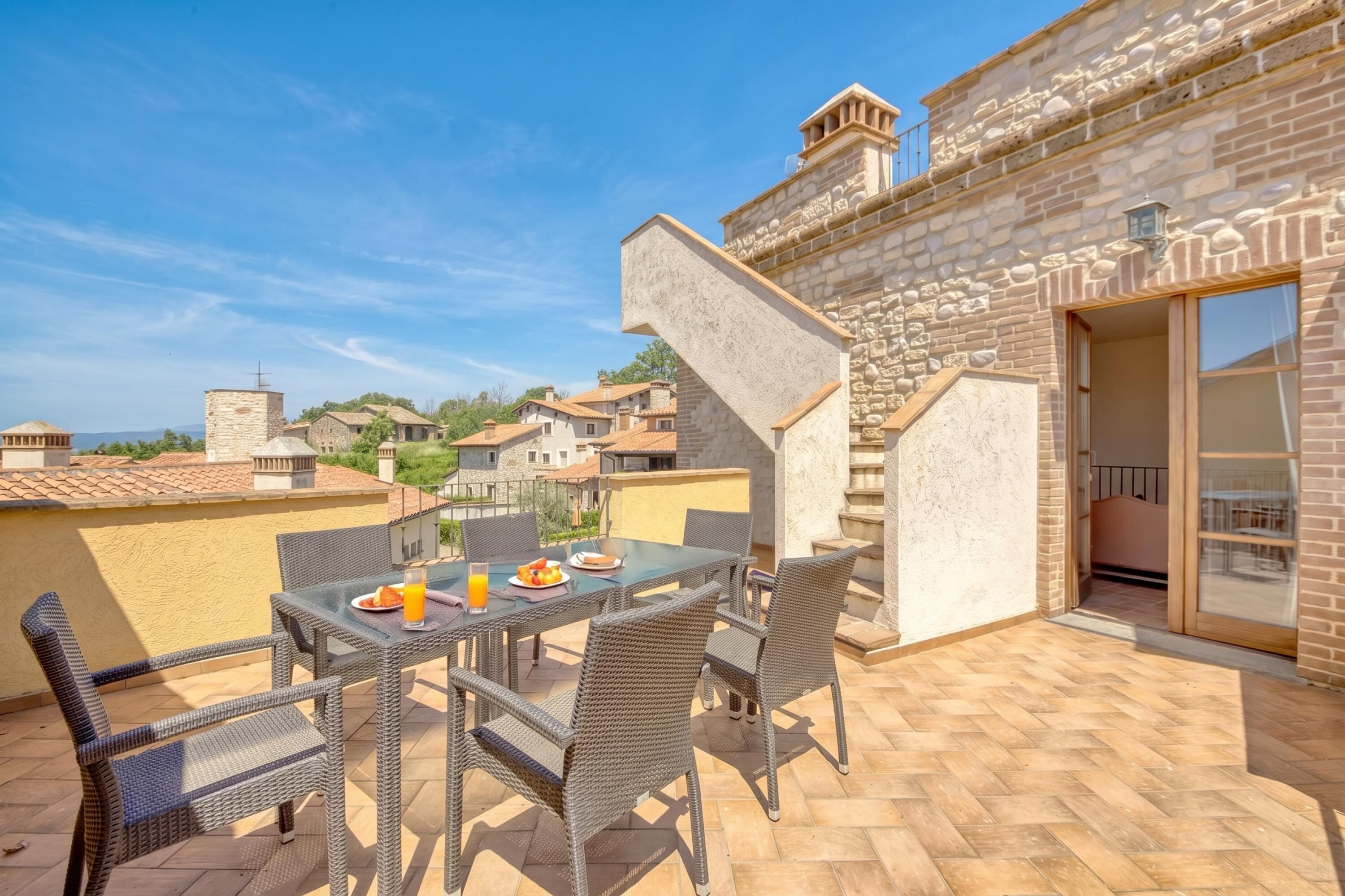 Departamento familiar, varias habitaciones, 2 baños (The Tower With Amazing View Shared) | Restaurante al aire libre