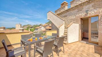 Apartemen Keluarga, beberapa kamar, 2 kamar mandi (The Tower With Amazing View Shared) | Tempat makan outdoor