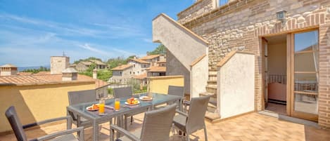 Familienapartment, Mehrere Schlafzimmer, 2 Bäder (The Tower With Amazing View Shared) | Speisen im Freien