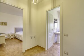 Ein Schlafzimmer mit Bett, Nachttisch und Stuhl.
