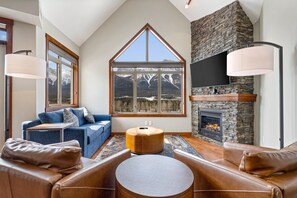 Smart TV, fireplace, video games - Luxurious Penthouse | Panoramic Views | Pool, Sauna & Hot Tub! (Canmore)