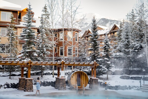 Exterior - Luxury Mountain View Penthouse - Sleeps 8 | Sauna | Outdoor Pool | Hot Tub | Gym (Canmore)