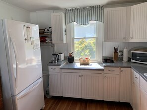 Wasserkocher mit Kaffee-/Teezubehör, Kühlschrank, Mikrowelle, Ofen