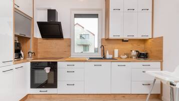 Fridge, oven, stovetop, dishwasher