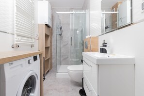 Dusche, Haartrockner, Handtücher, Shampoo