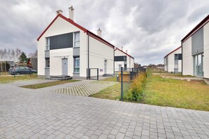 Exterior - Family Apartment in Dębki | Garden, Parking, Close to the Beach (Debki)
