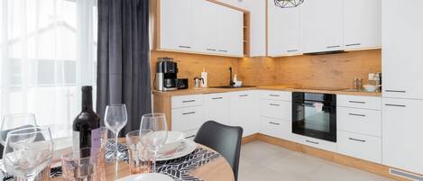 Fridge, oven, stovetop, dishwasher