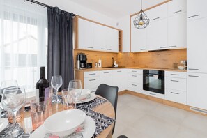 Fridge, oven, stovetop, dishwasher