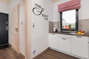 Fridge, oven, stovetop, dishwasher - Domek Koralowy Lubkowo | Cosy Apartment with Terrace and Sauna by the Lake (Lubkowo)