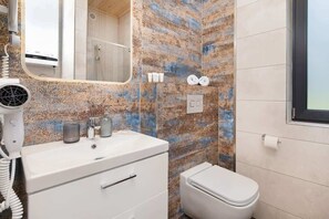 Douche, sèche-cheveux, serviettes fournies