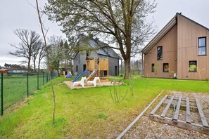Children’s area - Domek Koralowy Lubkowo | Cosy Apartment with Terrace and Sauna by the Lake (Lubkowo)