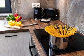 Fridge, oven, stovetop, dishwasher - Domek Koralowy Lubkowo | Cosy Apartment with Terrace and Sauna by the Lake (Lubkowo)