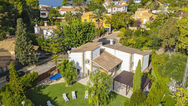 Zona residencial con piscina, casas y vista al mar.