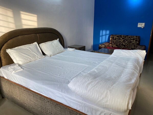 1 bedroom, in-room safe, iron/ironing board, free WiFi