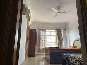 1 sovrum, värdeförvaringsskåp på rummet och strykjärn/strykbräda