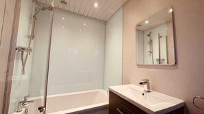 Dormitorio compartido, baño privado (1 bed in 4 bed dorm) | Baño | Toallas