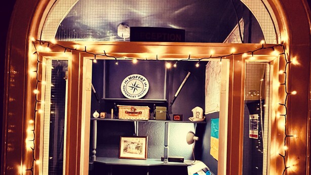 A cozy room with a wooden desk, a laptop, and a vintage clock on the wall. - Moffat Independent Hostel (Moffat)