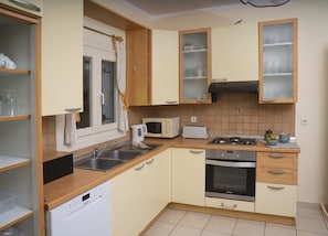 Fridge, microwave, oven, stovetop - Bellina Villa, Corfu (Αγνίτσινη)
