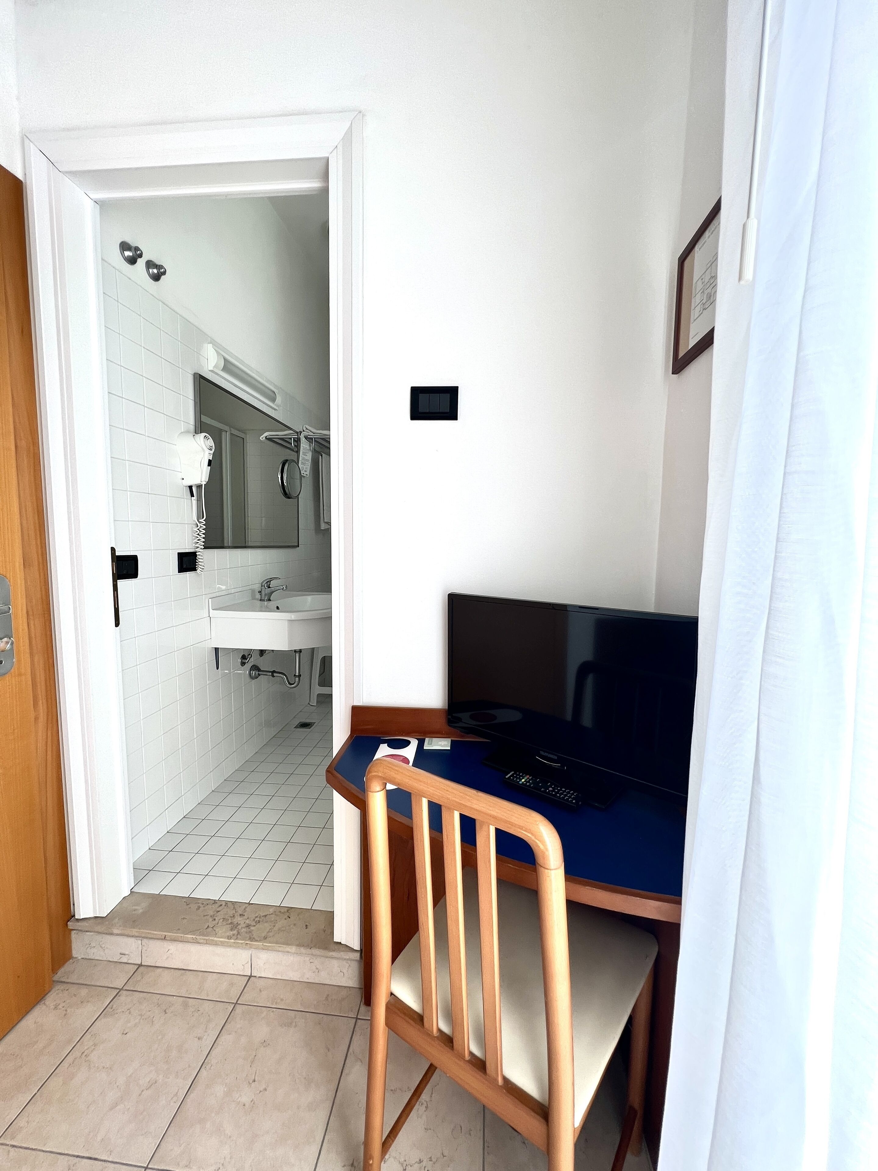 单人房 | 办公桌、免费 WiFi、床单