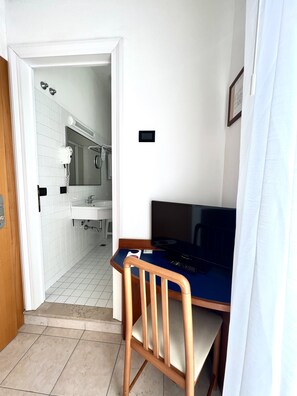 Eenpersoonskamer | Een bureau, gratis wifi, beddengoed