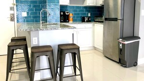 Private kitchen - Walk to Universal Indoor/outdoor Pool Remodeled! (Orlando)
