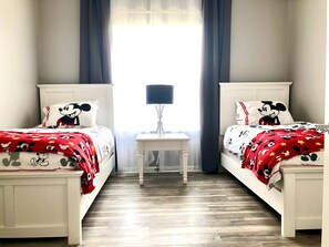 4 slaapkamers, een laptopwerkplek, gratis babybedden, beddengoed