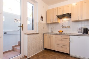 Kühlschrank, Herdplatte, Wasserkocher mit Kaffee-/Teezubehör