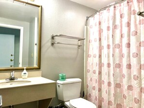 浴缸、番梘、洗頭水、廁紙