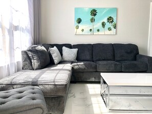 TV - Remodeled: Beautiful Large Modern Home With Heated Resort Pool (Orlando)