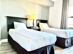 2 bedrooms, laptop workspace, free cribs/infant beds, bed sheets - E1706 - 2 Suite Condo Near Universal With Pool (Orlando)