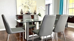 Dining - Modern Twist. Perfect Location. Heated Pool (Orlando)