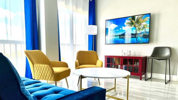 TV - Amazing Views. 2 Suite Condo. Walk to Universal E3805 (Orlando)