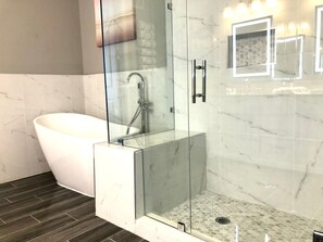 Bathtub, soap, shampoo, toilet paper - Updated Large Condo in the Best Location. Heated Pool. Free Parking (Orlando)