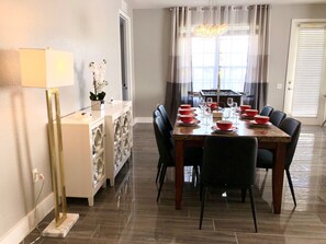 Dining - Updated Large Condo in the Best Location. Heated Pool. Free Parking (Orlando)