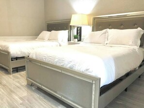 4 bedrooms, laptop workspace, free cribs/infant beds, bed sheets - Large Penthouse: 7 Beds, Luxury Resort, Heated Pool (Orlando)