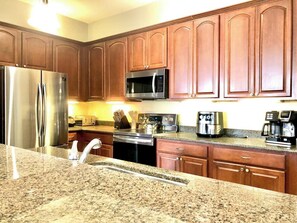 Microwave, stovetop, dishwasher, cookware/dishes/utensils - Large Penthouse: 7 Beds, Luxury Resort, Heated Pool (Orlando)