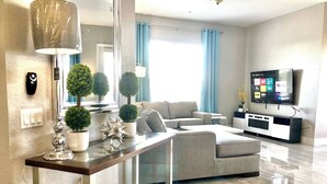 TV, fireplace - Large Penthouse: 7 Beds, Luxury Resort, Heated Pool (Orlando)