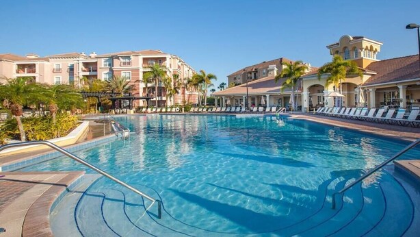 Outdoor pool - Large Penthouse: 7 Beds, Luxury Resort, Heated Pool (Orlando)