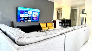 Een televisie en een open haard
