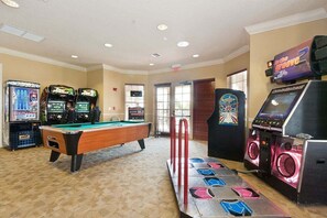 Game room - Large Beautiful Condo. Perfect Location. Heated Pool (Orlando)