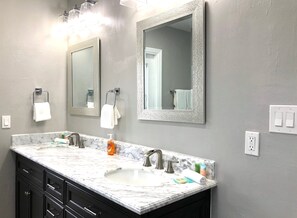 Bathtub, towels - Newly Remodeled. Mid Century Modern House With Pool. Beautiful (Orlando)