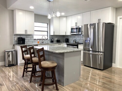 Newly Remodeled. Mid Century Modern House With Pool. Beautiful