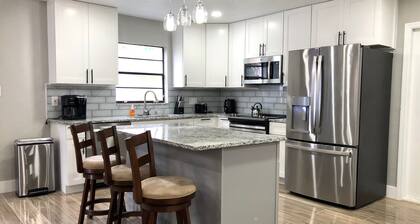 Newly Remodeled. Mid Century Modern House With Pool. Beautiful